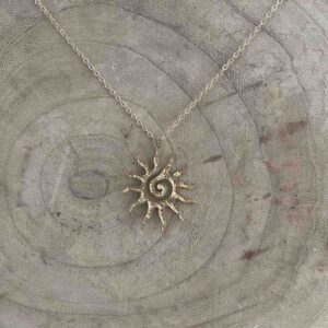 Collier Sun – Chaîne dorée en acier inoxydable & pendentif Soleil fait main