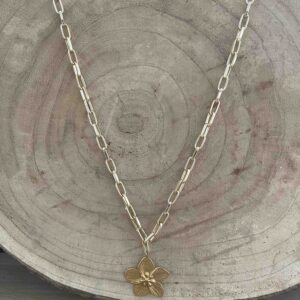 Collier Flora – Chaîne dorée en acier inoxydable & pendentif Fleur délicate